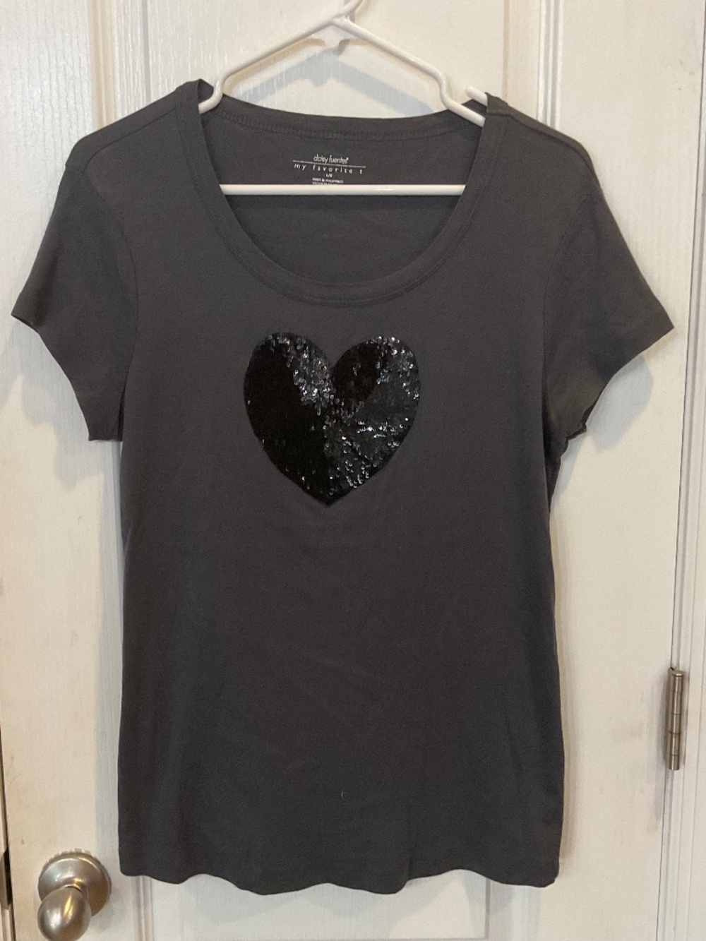 Daisy Fuentes Dark Gray Sequin Heart Short Sleeve T-Shirt - Large - Excellent